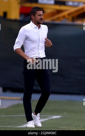 VERONA, ITALIA - AGOSTO 21: Alessio Dionisi Capo Coach degli Stati Uniti Sassuolo reagisce, durante la Serie A match tra Hellas Verona FC e US Sassuolo allo Stadio Marcantonio Bentegodi il 21 agosto 2021 a Verona. (Foto tramite MB Media) Foto Stock