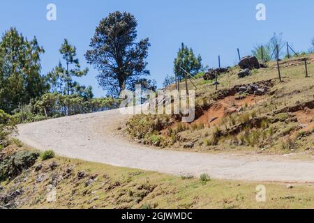 Strada della polvere nelle montagne del nord del Guatemala Foto Stock