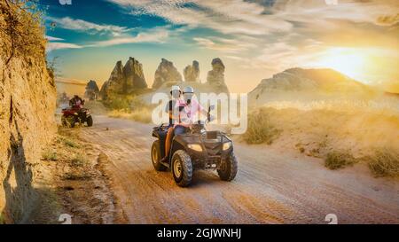 Quad ATV di fronte al paesaggio montano in Turchia Foto Stock