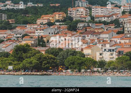 CRIKVENICA, CROAZIA - 26 luglio 2021: Città di Crikvenica nella zona della baia di Kvarner della parte croata del mare Adriatico visto dalla barca turistica Foto Stock