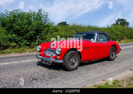 1966, 60s rosso Austin Healey BJB 3000 cc benzina cabrio in rotta per Capesthorne Hall classica mostra di luglio, Cheshire, Regno Unito Foto Stock