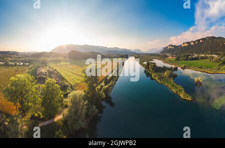 Splendida vista panoramica da sopra di un fiume circondato da campi di grano e montagne, paesaggio Italia Foto Stock