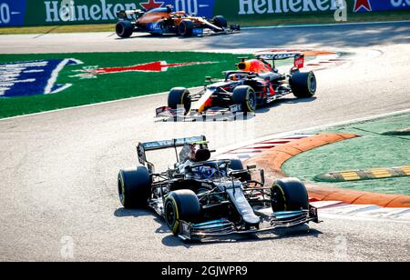 #77 Valtteri Bottas (fin, Mercedes AMG Petronas F1 Team), #33 Max Verstappen (NED, Red Bull Racing), Gran Premio di F1 d'Italia all'Autodromo Nazionale di Monza il 11 settembre 2021 a Monza, Italia. (Foto di HOCH ZWei) Foto Stock