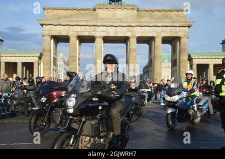 Manifestazione "la libertà è la nostra religione” - membri dei club motociclistici Hells Angels e Bandidos che si riuniscono vicino alla porta di Brandeburgo a Berlino, Germania - 11 settembre 2021. Foto Stock