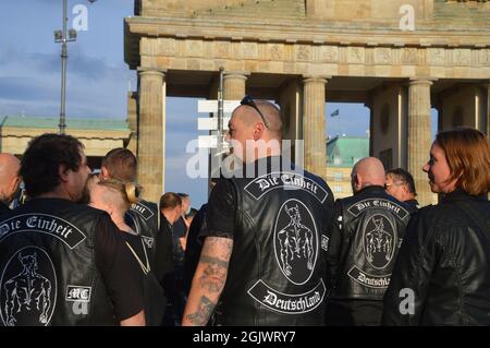 Manifestazione "la libertà è la nostra religione” - membri dei club motociclistici Hells Angels e Bandidos che si riuniscono vicino alla porta di Brandeburgo a Berlino, Germania - 11 settembre 2021. Foto Stock