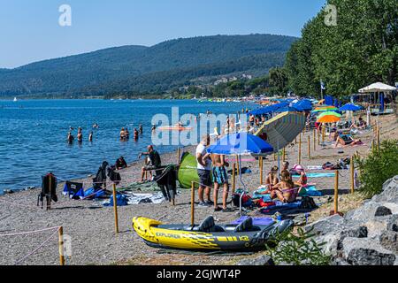 TREVIGNANO ROMANO ITALIA, REGNO UNITO. 12 Settembre 2021. La spiaggia è affollata di amanti del sole in una giornata calda sul lago di Bracciano, mentre famiglie e persone si presentano per il fine settimana da Roma alla località turistica di Trevignano Romano per godersi il sole mentre le temperature rimangono alte nel mese di settembre. Credit: amer Ghazzal/Alamy Live News Foto Stock