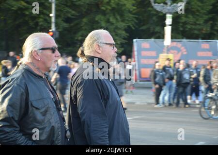 Manifestazione "la libertà è la nostra religione” - membri dei club motociclistici Hells Angels e Bandidos che si riuniscono vicino alla porta di Brandeburgo a Berlino, Germania - 11 settembre 2021. Foto Stock