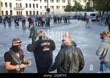 Manifestazione "la libertà è la nostra religione” - membri dei club motociclistici Hells Angels e Bandidos che si riuniscono vicino alla porta di Brandeburgo a Berlino, Germania - 11 settembre 2021. Foto Stock