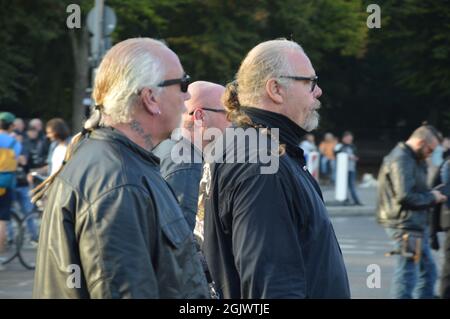 Manifestazione "la libertà è la nostra religione” - membri dei club motociclistici Hells Angels e Bandidos che si riuniscono vicino alla porta di Brandeburgo a Berlino, Germania - 11 settembre 2021. Foto Stock