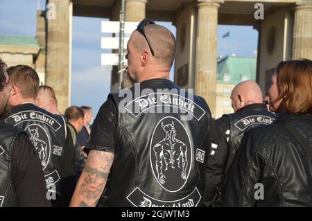 Manifestazione "la libertà è la nostra religione” - membri dei club motociclistici Hells Angels e Bandidos che si riuniscono vicino alla porta di Brandeburgo a Berlino, Germania - 11 settembre 2021. Foto Stock