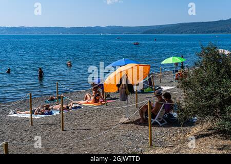 TREVIGNANO ROMANO ITALIA, REGNO UNITO. 12 Settembre 2021. La spiaggia è affollata di amanti del sole in una giornata calda sul lago di Bracciano, mentre famiglie e persone si presentano per il fine settimana da Roma alla località turistica di Trevignano Romano per godersi il sole mentre le temperature rimangono alte nel mese di settembre. Credit: amer Ghazzal/Alamy Live News Foto Stock