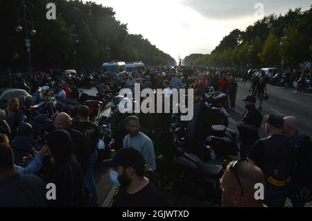 Manifestazione "la libertà è la nostra religione” - membri dei club motociclistici Hells Angels e Bandidos che si riuniscono vicino alla porta di Brandeburgo a Berlino, Germania - 11 settembre 2021. Foto Stock