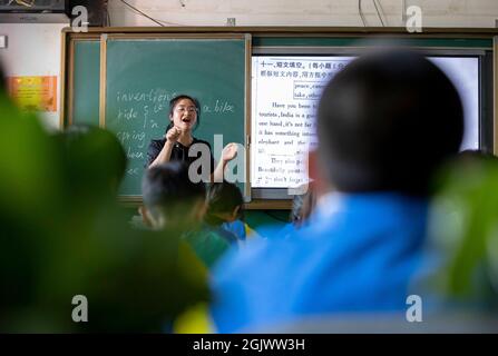 (210912) -- YINCHUAN, 12 settembre 2021 (Xinhua) -- un insegnante dà una lezione alla scuola media di Tongxin No. 3 nella città di Yuwang della contea di Tongxin, regione autonoma di Ningxia Hui della Cina nordoccidentale, 21 giugno 2021. (Xinhua/Yang Zhisen) Foto Stock