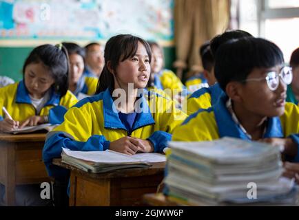 (210912) -- YINCHUAN, 12 settembre 2021 (Xinhua) -- studia alla scuola media Tongxin No. 3 nella città di Yuwang della contea di Tongxin, regione autonoma di Ningxia Hui della Cina nord-occidentale, 21 giugno 2021. (Xinhua/Yang Zhisen) Foto Stock