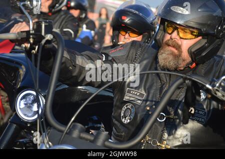 Manifestazione "la libertà è la nostra religione” - membri dei club motociclistici Hells Angels e Bandidos che si riuniscono vicino alla porta di Brandeburgo a Berlino, Germania - 11 settembre 2021. Foto Stock