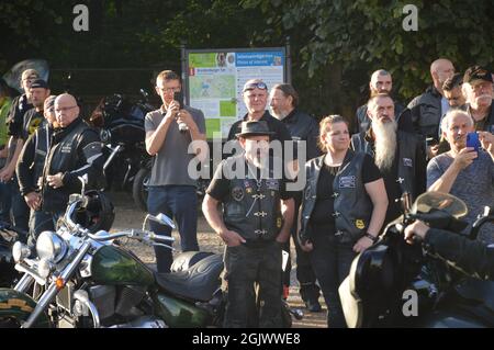 Manifestazione "la libertà è la nostra religione” - membri dei club motociclistici Hells Angels e Bandidos che si riuniscono vicino alla porta di Brandeburgo a Berlino, Germania - 11 settembre 2021. Foto Stock