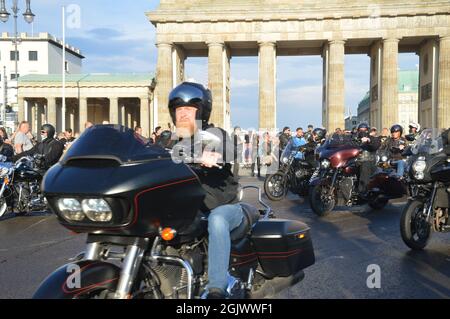 Manifestazione "la libertà è la nostra religione” - membri dei club motociclistici Hells Angels e Bandidos che si riuniscono vicino alla porta di Brandeburgo a Berlino, Germania - 11 settembre 2021. Foto Stock