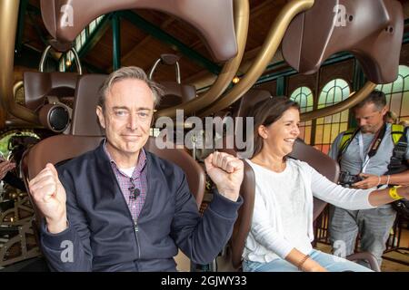 Il presidente della N-VA Bart De Wever e Valerie Van Peel della N-VA nella corsa sulle montagne russe "Ride to Happiness by Tomorrowland" durante la giornata annuale della famiglia e. Foto Stock