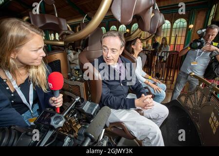 Il presidente della N-VA Bart De Wever e Valerie Van Peel della N-VA nella corsa sulle montagne russe "Ride to Happiness by Tomorrowland" durante la giornata annuale della famiglia e. Foto Stock