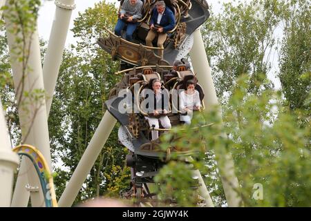 Il presidente della N-VA Bart De Wever e Valerie Van Peel della N-VA nella corsa sulle montagne russe "Ride to Happiness by Tomorrowland" durante la giornata annuale della famiglia e. Foto Stock