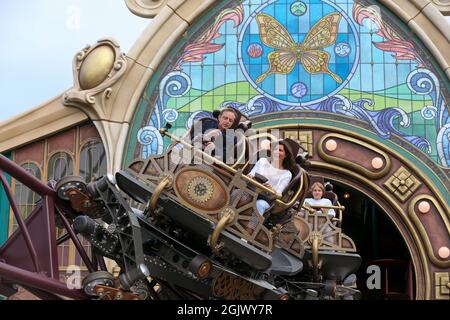 Il presidente della N-VA Bart De Wever e Valerie Van Peel della N-VA nella corsa sulle montagne russe "Ride to Happiness by Tomorrowland" durante la giornata annuale della famiglia e. Foto Stock