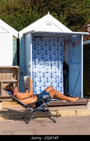 Bournemouth, Dorset Regno Unito. 12 settembre 2021. Tempo britannico: Caldo e soleggiato alle spiagge di Bournemouth mentre i beachgoers si dirigono verso il mare per godersi il sole. Credit: Carolyn Jenkins/Alamy Live News Foto Stock