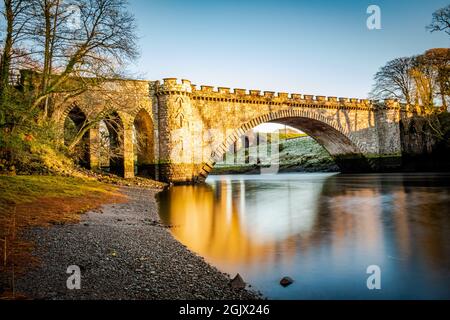 Lunga esposizione del fiume Dee a Telford Bridge in inverno, Tongland, in alta marea, Kirkcudbright Scozia Foto Stock