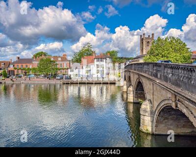 6 giugno 2019: Henley on Thames, Regno Unito - Henley Bridge e il Tamigi, con il pub e ristorante Angel Riverside. Foto Stock