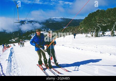 Australia. Nuovo Galles del Sud. Stazione sciistica di Thredbo. Sciatori sull'ascensore T-bar di Karels. Foto Stock