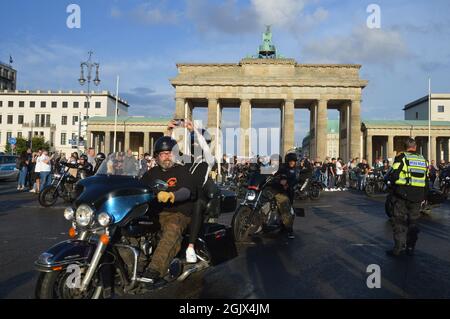 Raduno di motociclisti di Hells Angels e Bandidos vicino alla porta di Brandeburgo a Berlino, Germania - 11 settembre 2021. Foto Stock