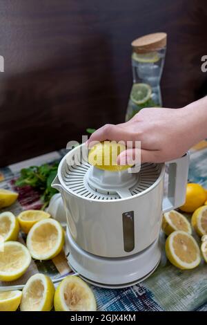 Preparazione dei succhi freschi premere su limone fresco e lime. Spremiagrumi o spremiagrumi. Foto Stock