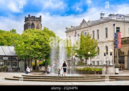 14 luglio 2019: Southport, Merseyside, Regno Unito - Madre e bambino alla fontana in Lord Street in una luminosa giornata di sole. Foto Stock