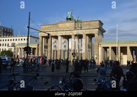 Raduno di motociclisti di Hells Angels e Bandidos vicino alla porta di Brandeburgo a Berlino, Germania - 11 settembre 2021. Foto Stock