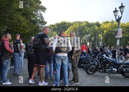 Raduno di motociclisti di Hells Angels e Bandidos vicino alla porta di Brandeburgo a Berlino, Germania - 11 settembre 2021. Foto Stock