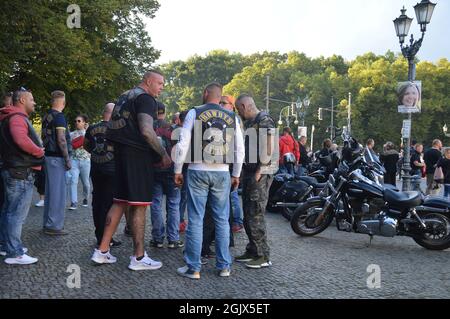 Raduno di motociclisti di Hells Angels e Bandidos vicino alla porta di Brandeburgo a Berlino, Germania - 11 settembre 2021. Foto Stock