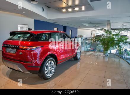 KIEV, UCRAINA - 10 MAGGIO 2021: Nuova vettura Evoque SUV in esposizione all'interno della concessionaria Range Rover Center. Si tratta di un'automobile 4x4 prodotta da Land R. Foto Stock