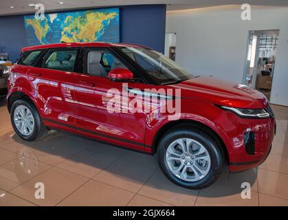 KIEV, UCRAINA - 10 MAGGIO 2021: Nuova vettura Evoque SUV in esposizione all'interno della concessionaria Range Rover Center. Si tratta di un'automobile 4x4 prodotta da Land R. Foto Stock
