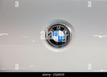 KIEV, UCRAINA - 10 MAGGIO 2021: Primo piano della società di logo BMW. BMW è una multinazionale tedesca che produce veicoli di lusso e motociclette. Foto Stock