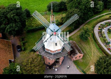 12 settembre 2021, bassa Sassonia, Barßel: L'Ebkenssche Windmühle, un mulino a vento a galleria a tre piani del 1892, sorge nel villaggio in condizioni di sole (vista aerea con drone). Oltre ai castelli e ai musei della bassa Sassonia, numerosi mulini storici aprono le porte ai visitatori in occasione dell'Open Monument Day. Foto: Hauke-Christian Dittrich/dpa Foto Stock