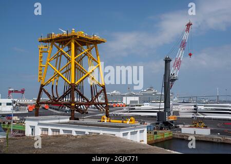 Piattaforma di installazione di turbine eoliche offshore Foto Stock