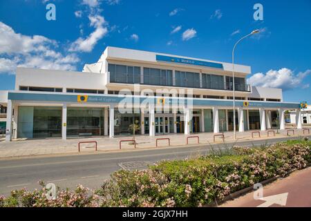 AYIA NAPA, CIPRO - 23 MAGGIO 2021: Facciata della Banca di Cipro sul soleggiato estate Nissi Avenue nel centro della città. Ayia Napa è una località turistica all'estremo Oriente Foto Stock