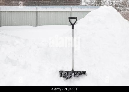 pala da neve in piedi in neve profonda Foto Stock