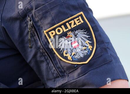 09 settembre 2021, Amburgo: Il logo della polizia austriaca può essere visto sull'uniforme di un funzionario di polizia durante un importante controllo sul mercato del pesce di Amburgo. La polizia di Amburgo, con il supporto di agenti di polizia specializzati provenienti da dieci stati federali, Austria e Svizzera, nonché il supporto delle dogane, ha controllato numerose persone e veicoli nel corso della quindicesima settimana del dis (rilevazione di droga nel traffico stradale). Foto: Bodo Marks/dpa/Bodo Marks Foto Stock