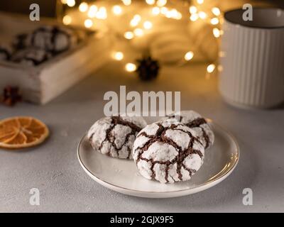 biscotti al cioccolato su piastra bianca Foto Stock