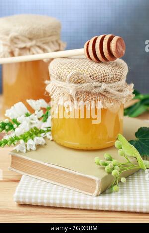 Miele di Linden in vaso di vetro. Cibo sano Foto Stock