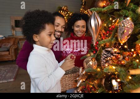 Felice famiglia afroamericana prepararsi per il Natale Foto Stock