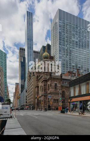 Central Synagogue, 652 Lexington Avenue, è un punto di riferimento di Midtown Manhattan. Fu costruito nel 1872, progettato da Henry Fernbach in stile moresco rivivale. Foto Stock