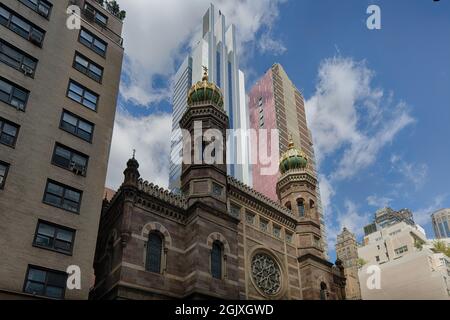 Central Synagogue, 652 Lexington Avenue, è un punto di riferimento di Midtown Manhattan. Fu costruito nel 1872, progettato da Henry Fernbach in stile moresco rivivale. Foto Stock