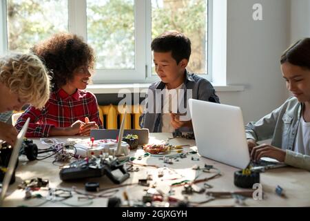 Classe in laboratorio scolastico per gruppo di ragazzi di scuola multirazziale su EDUCAZIONE STEM. Foto Stock