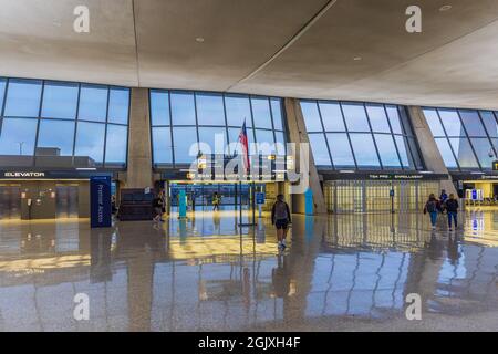 WASHINGTON, 16 AGOSTO 2021: Passeggeri all'aeroporto internazionale Dulles di Washington prima del controllo di sicurezza. Foto Stock